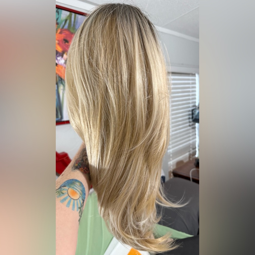 Blonde long layered wig with curtain bangs. - Picture 6 of 11